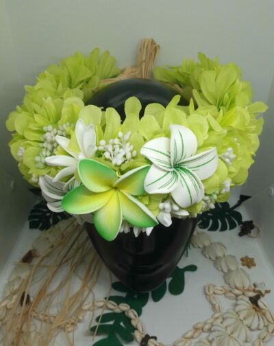 couronne fleurs de tahiti verte by Vaite et Tiare créations avec frangipaniers et tiare entre ouverte