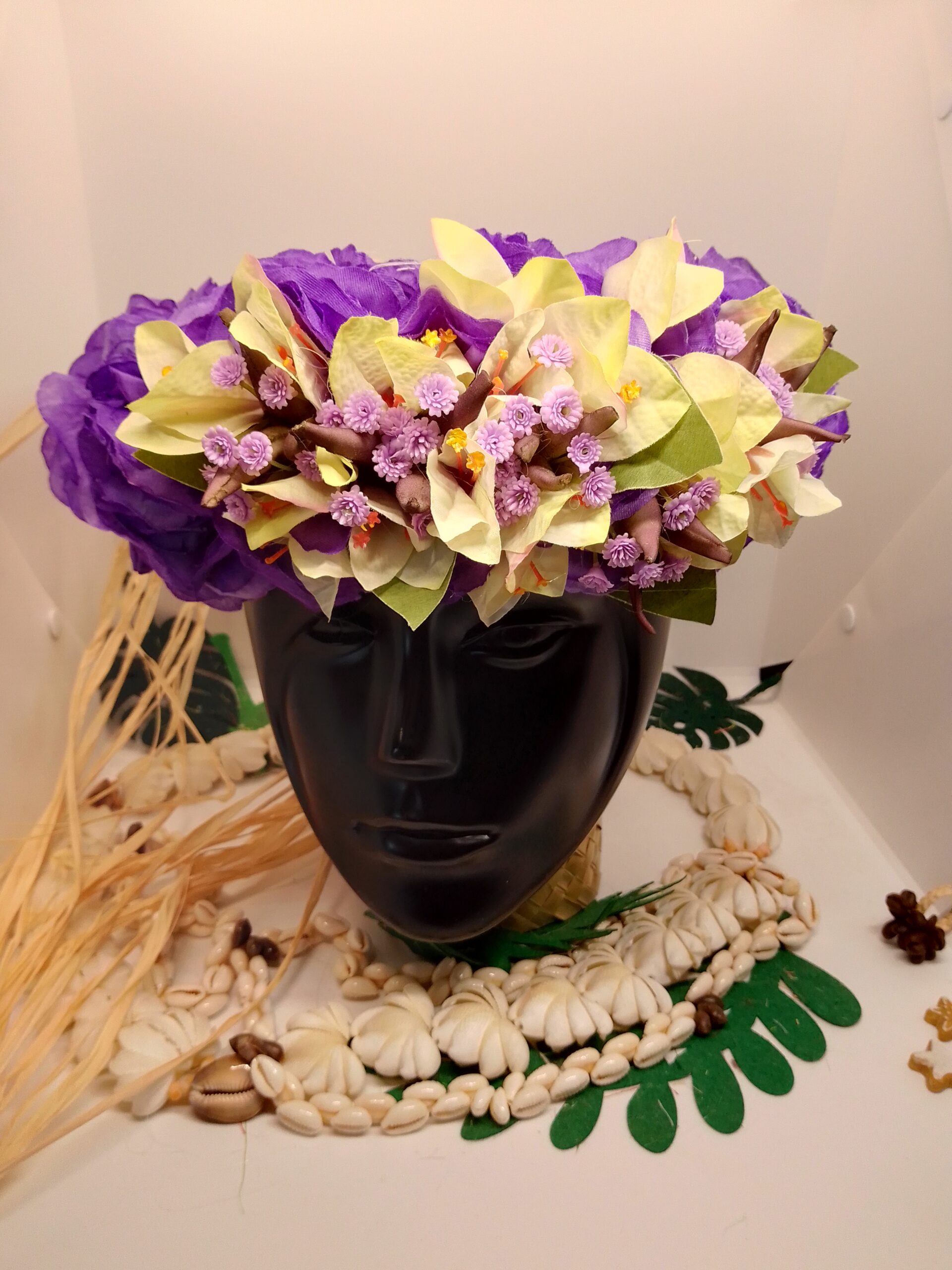 couronne de tête fleurs de tahiti permanentes violette vaite e tiare créations bougainvilliers vert anis aux bords mauves avec gypsophile violet