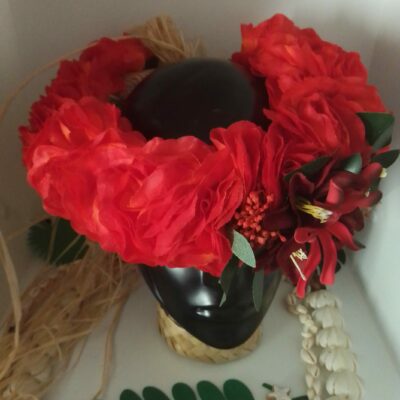 Couronne de fleur rouge avec trois lys et une maxi tiare rouge