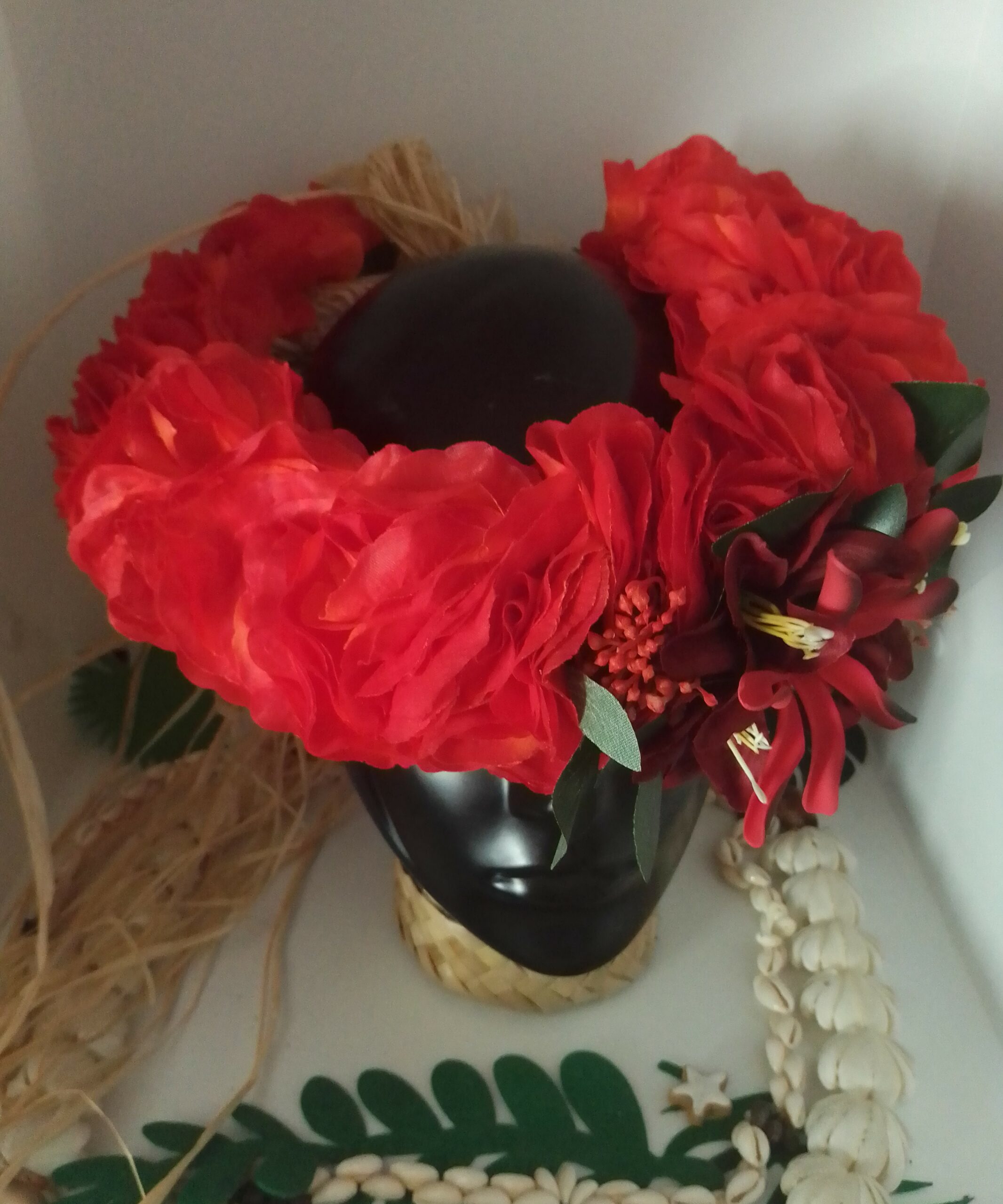 couronne de mariage à la plage rouge avec trois lys bordeaux et une maxi tiare rouge by Vaite e Tiare créations