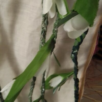 Taille effet végétal avec lianes de fleurs et boutons de tiare