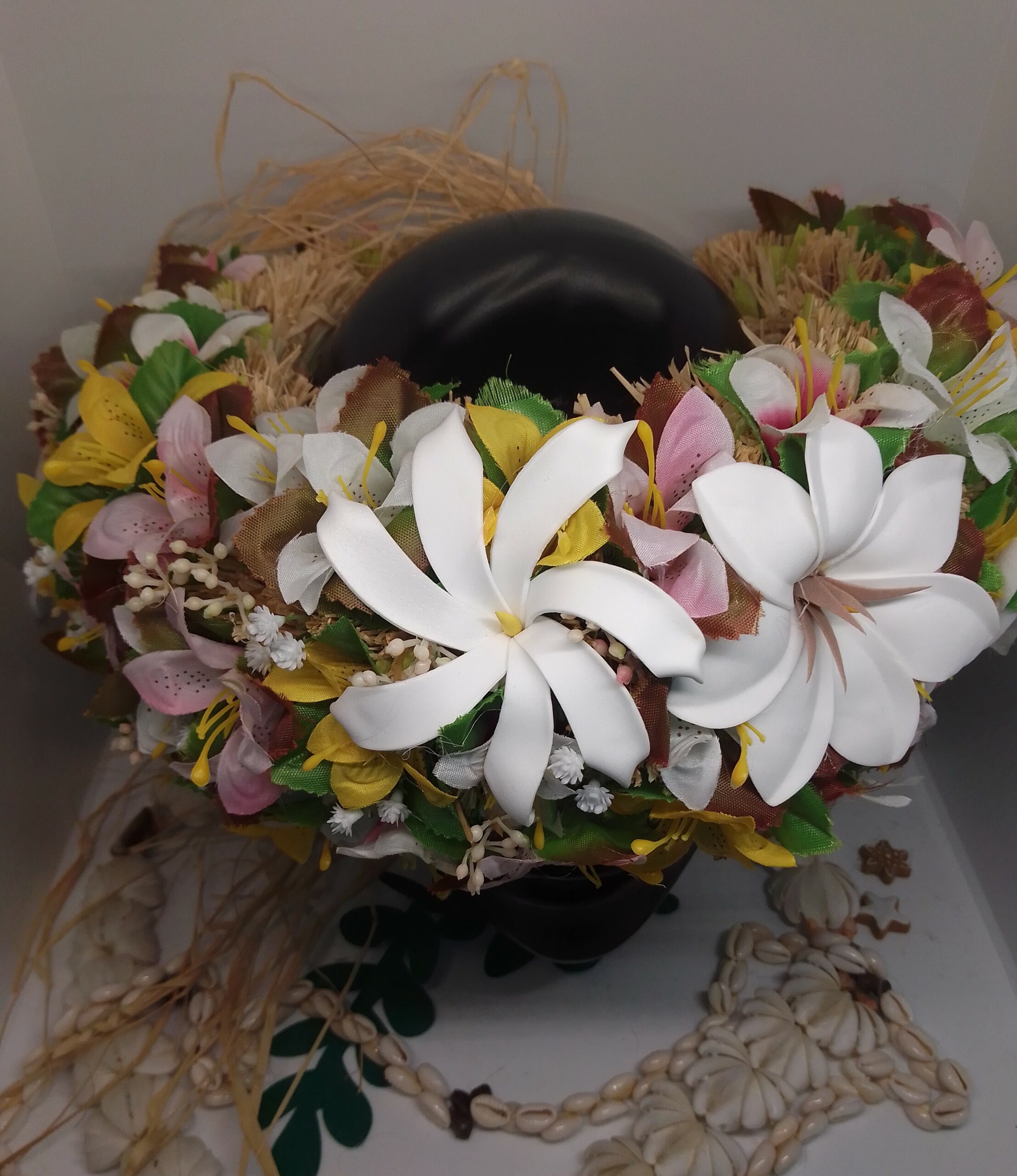 couronne florale de tête mini lys blancs, jaunes, roses et fuchsias avec une diagonale de trois tiare Tahiti by Vaite e Tiare créations