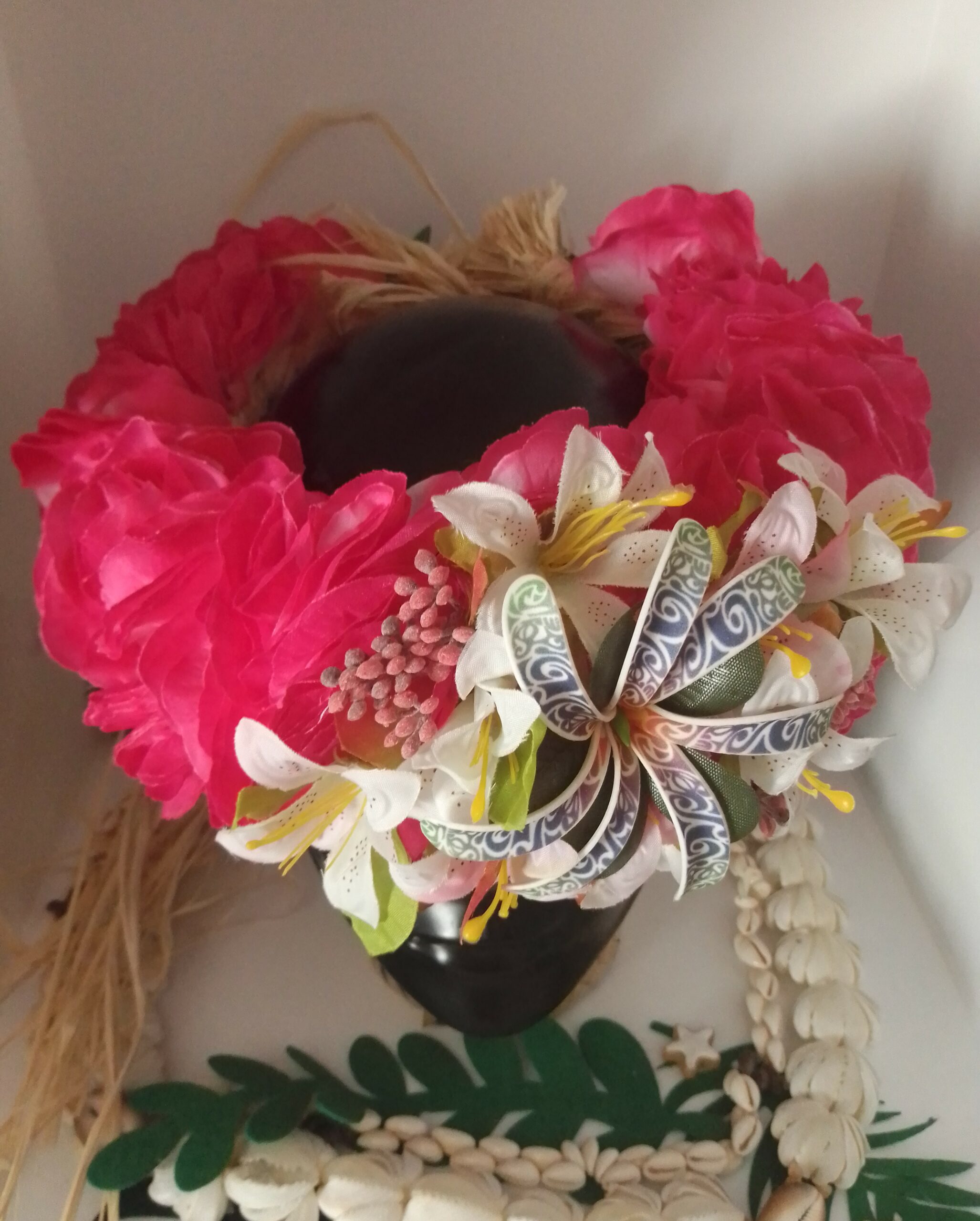 couronne florale de tête fuchsia avec diagonale de mini lys blanc et tiare tatouée by Vaite e Tiare créations