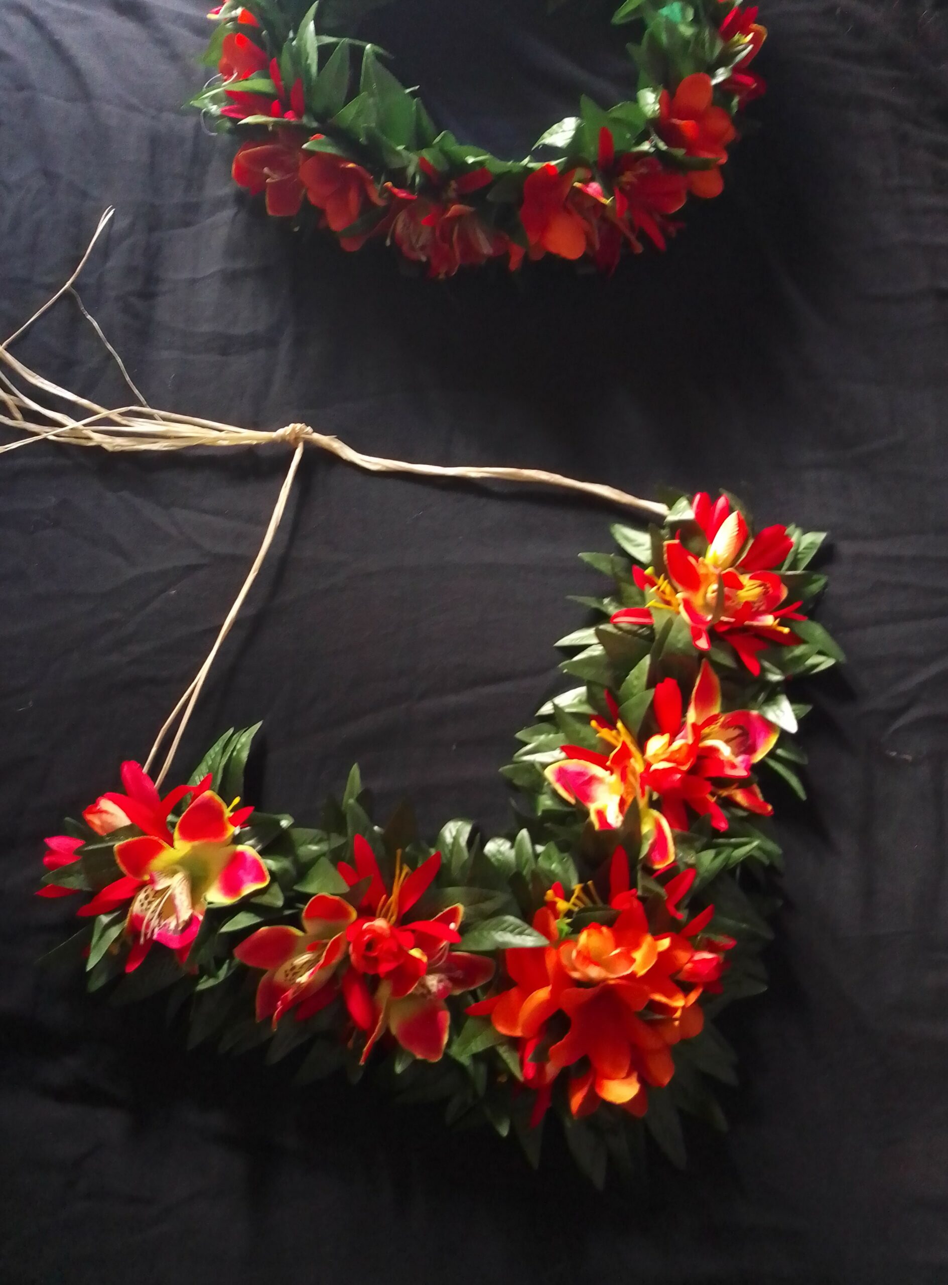 Plastron ori tahiti fleuri avec frangipaniers orchidées lys et boutons dans les tons orangés et rouges by Viate.e.Tiare créations