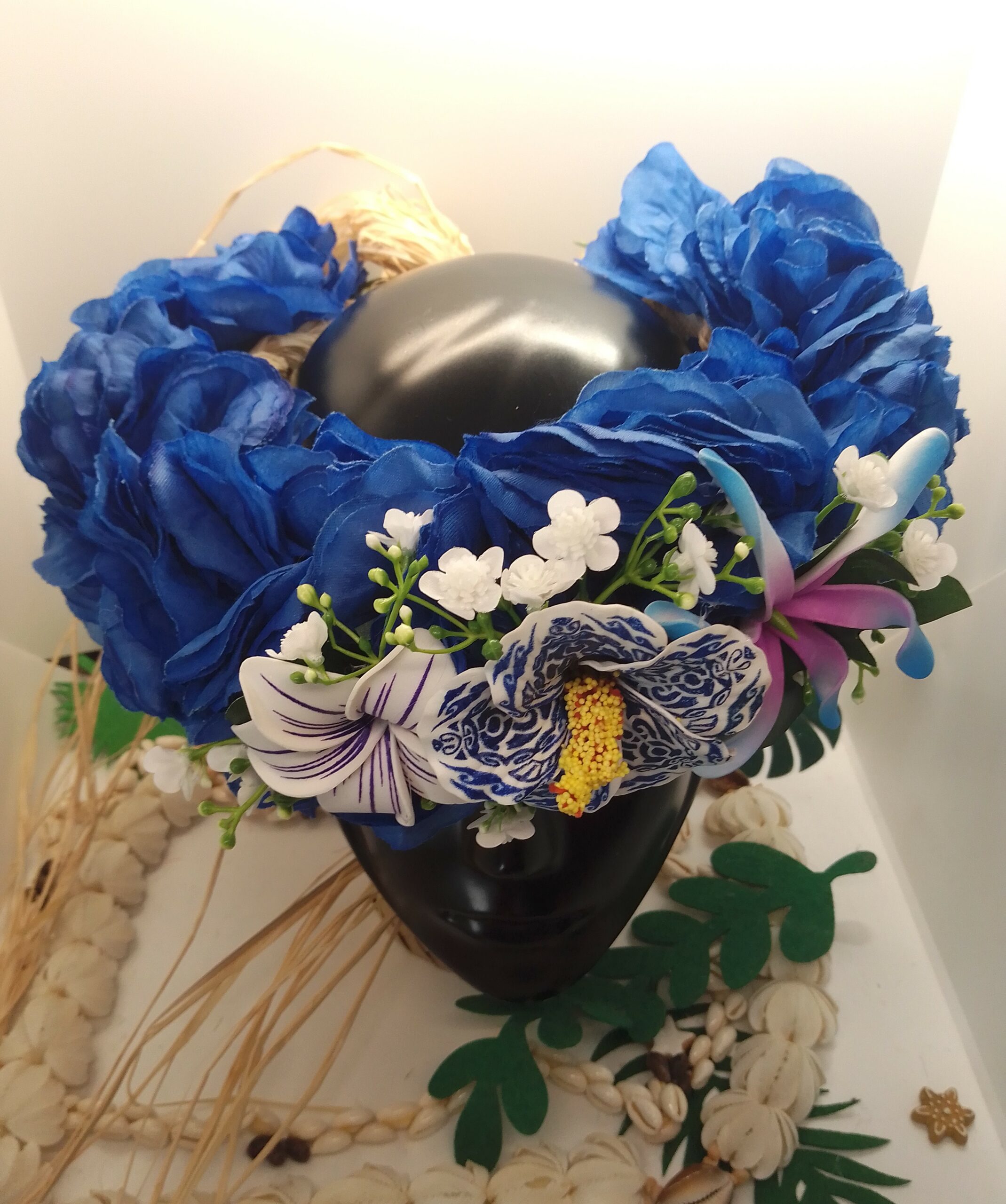 couronne felurs tahiti permanente bleue by Vaite.e.Tiare créations avec hibiscus tatoué, maxi tiare et frangipanier rainuré