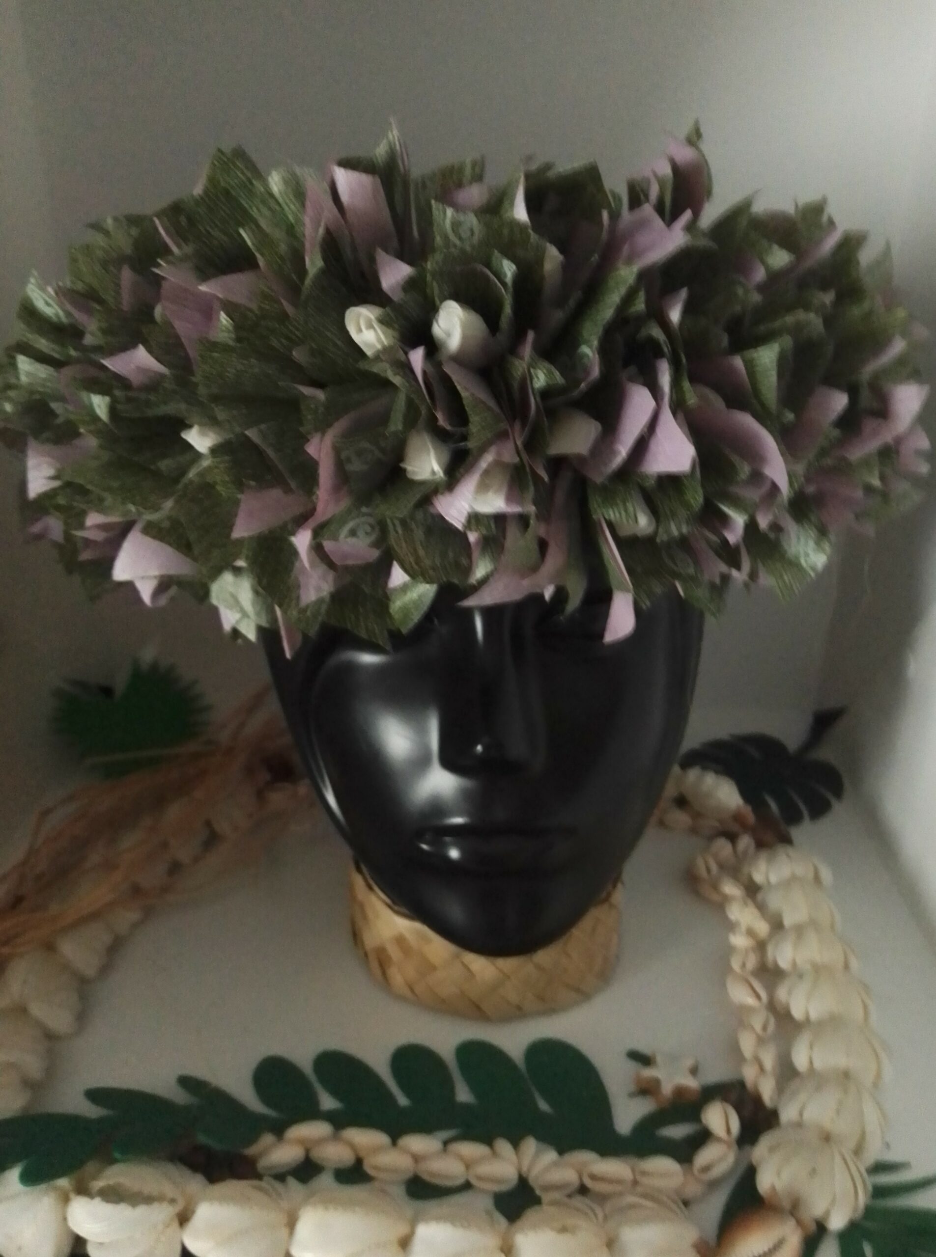 couronne florale de tête effet végétal en vert et mauve avec boutons de tiare by Vaite e Tiare création