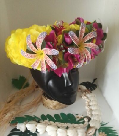 Couronne de tiare tahiti jaune avec brins de bougainvilliers fuchsias et trois tiare tatouées by Vaite e Tiare créations