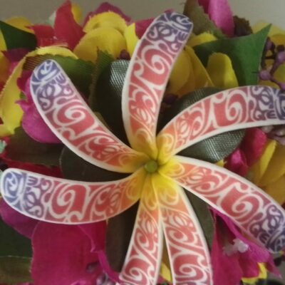 Couronne de fleur jaune avec bougainvilliers fuchsia et 3 tiare tatouée