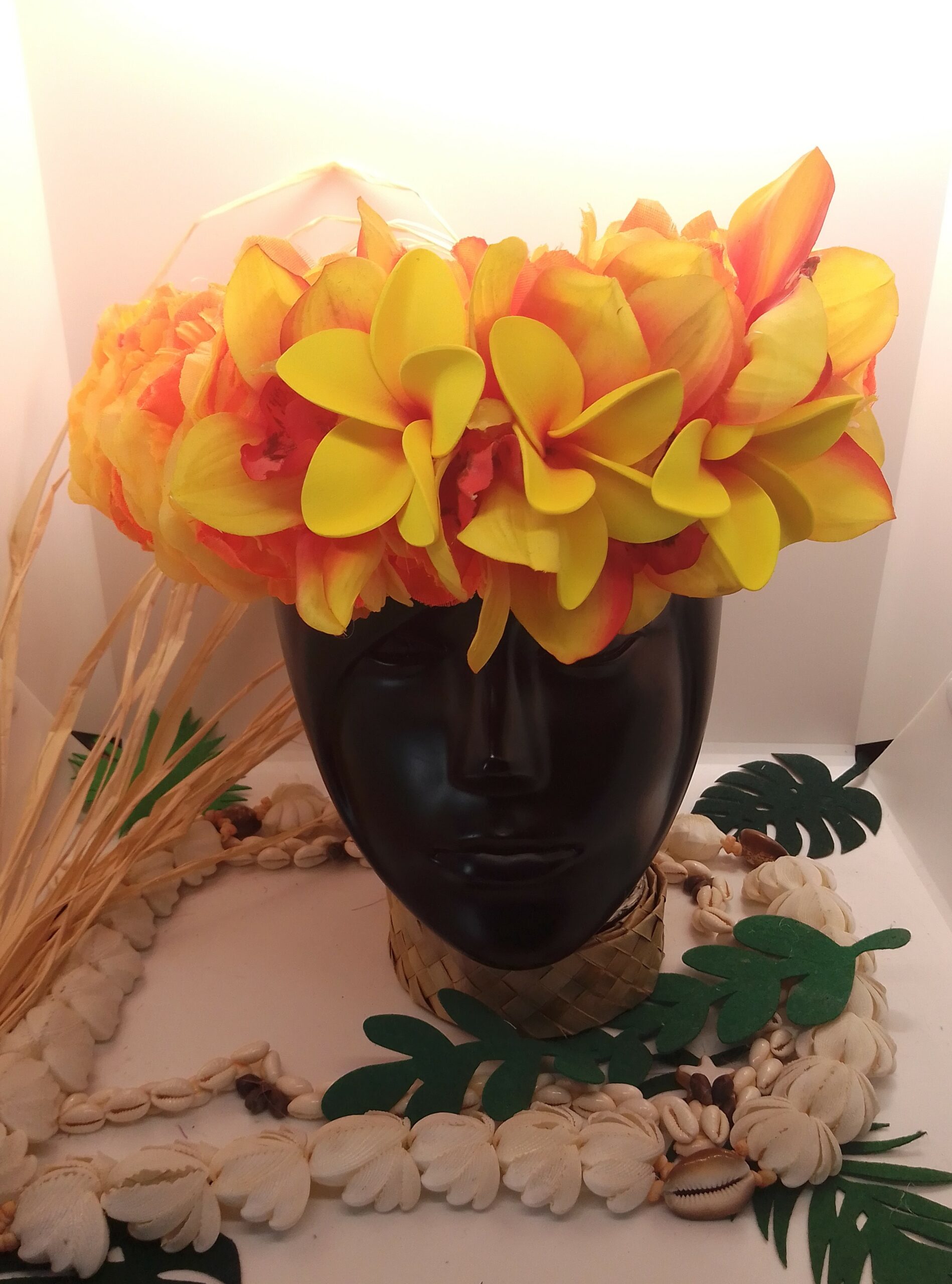 Couronne florale de tête jaune orangé by Vaite.e.Tiare créations trois frangipaniers cœur rouge sur grandes orchidées orangés au toucher réaliste