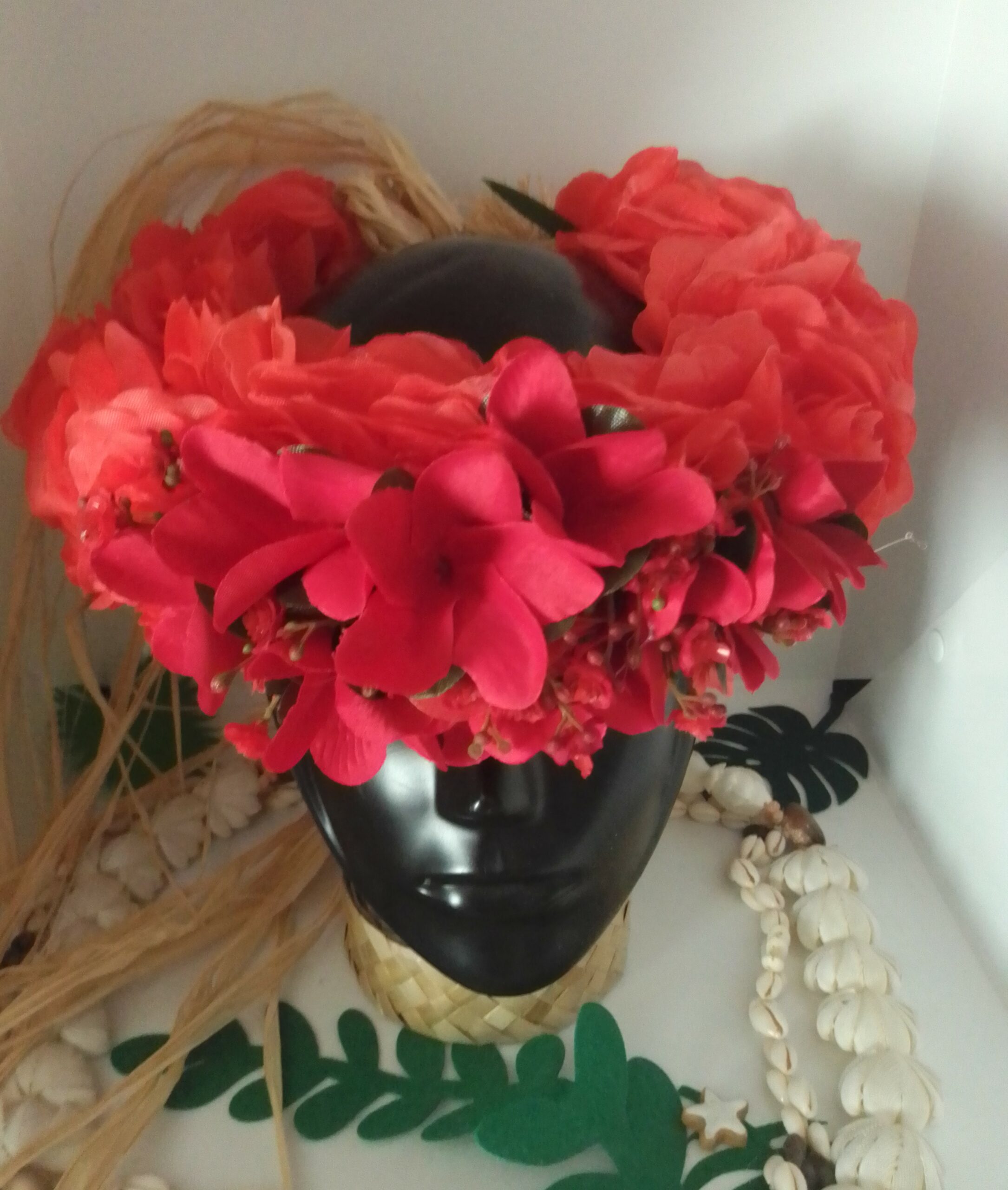 couronne de mariée à la plage rouge avec frangipanier et gypsophile rouges by Vaite e Tiare créations
