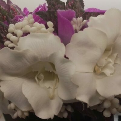 Couronne de fleur Tahiti violette avec fleur de cotonnier blanche