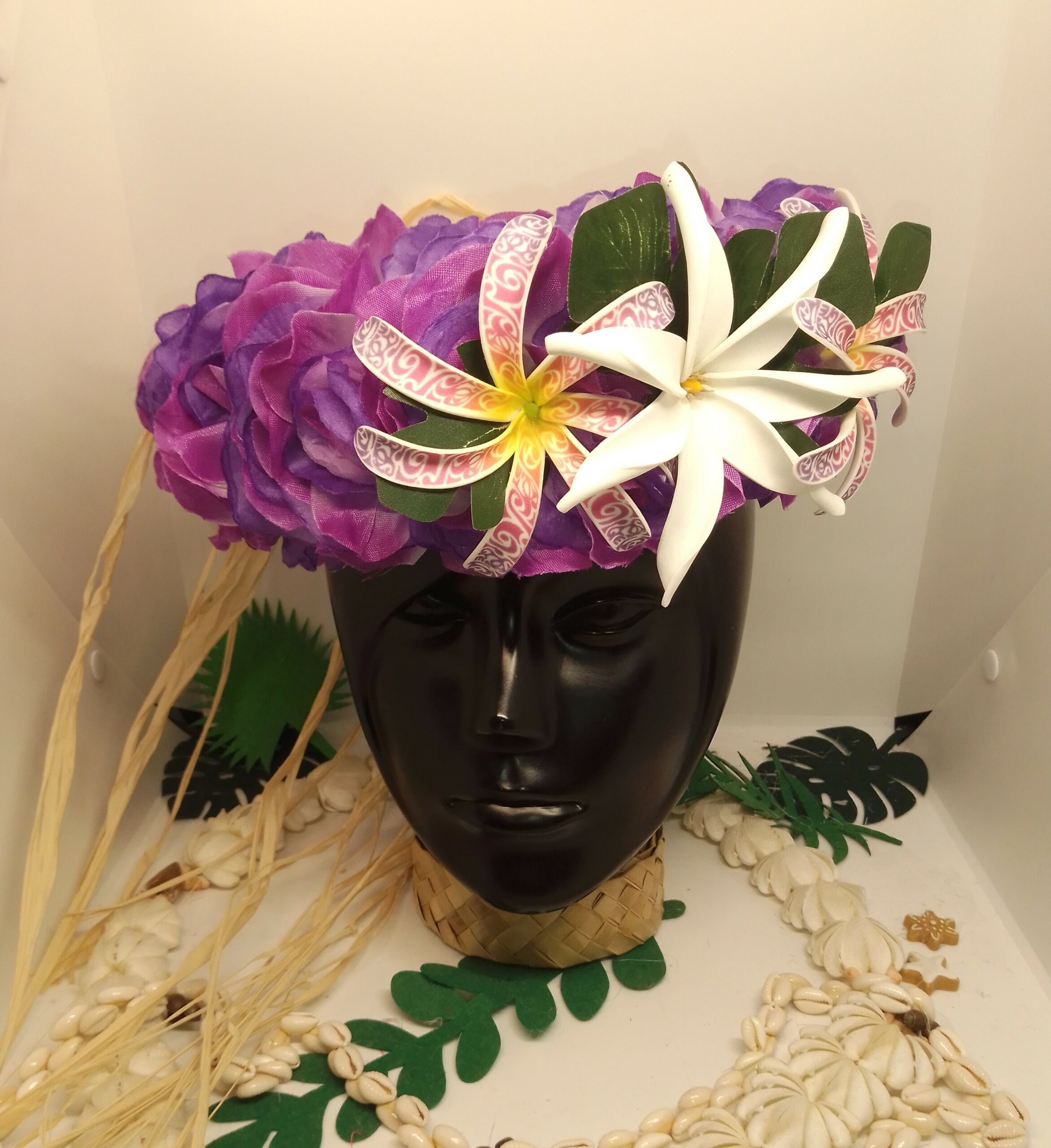 couronne de tête violette by Vaite e Tiare créations avec deux tiare tatouées entourant une maxi tiare