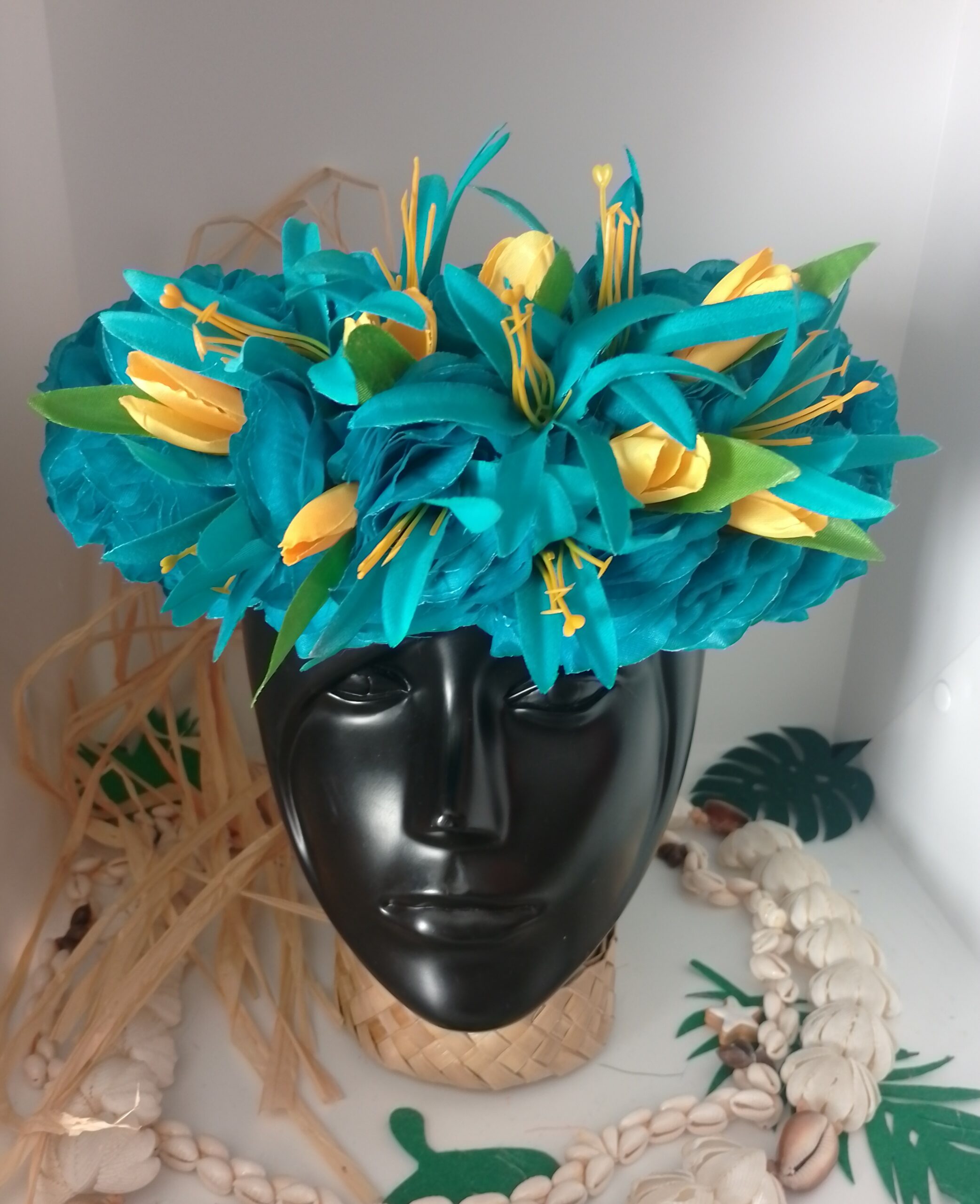 couronne florale de tête bleue by Vaite.e.Tiare créations avec boutons jaunes et lys même bleu que la base