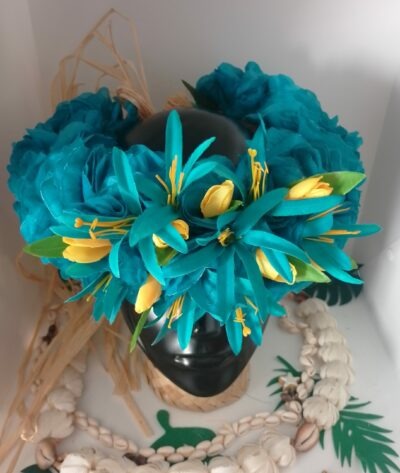 couronne de tête bleue by Vaite.e.Tiare créations avec boutons jaunes et lys même bleu que la base