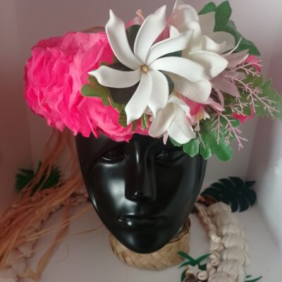 Couronne de fleur fuchsia avec tipanie blanc, lys roses et tiare