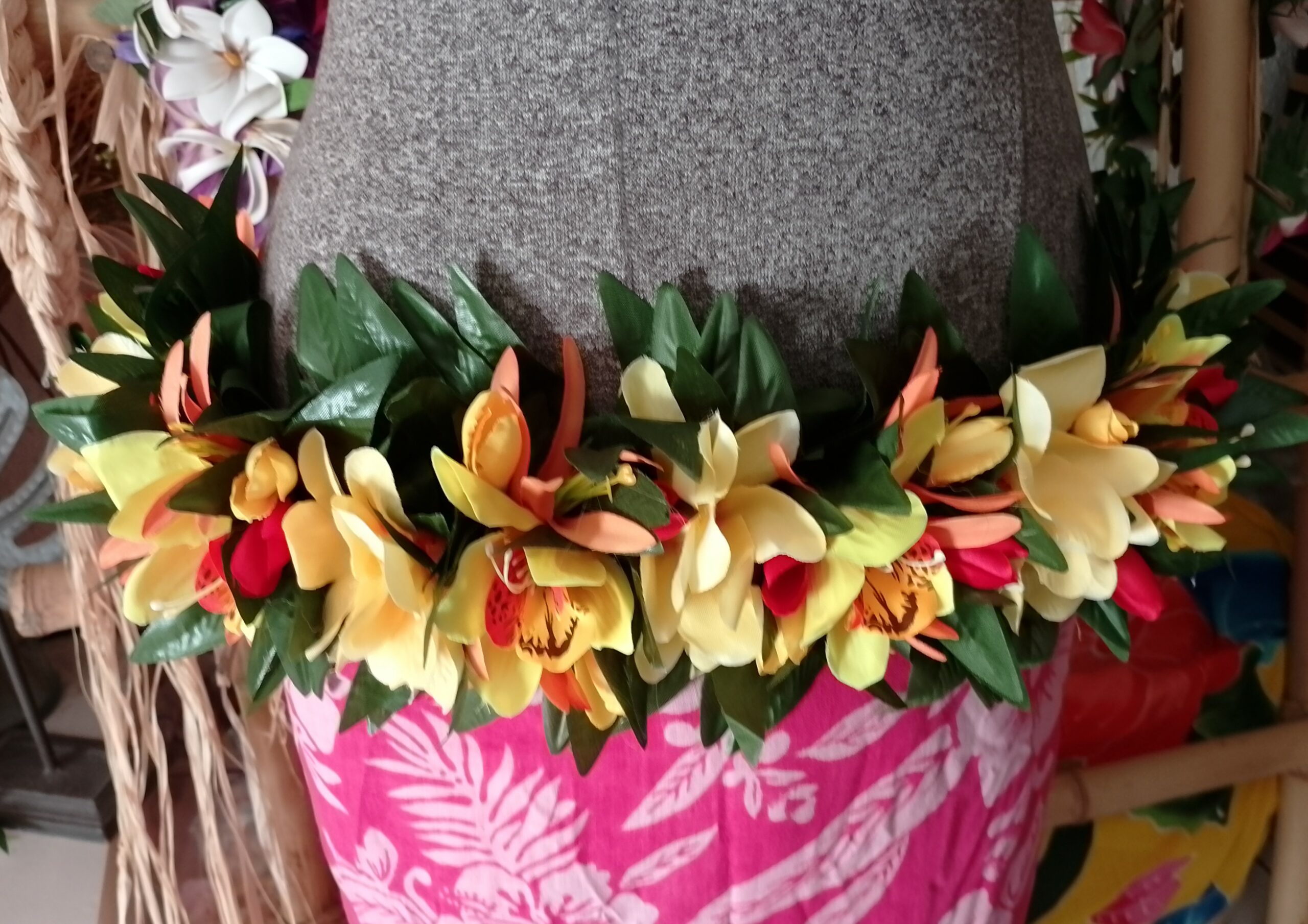 Combiné couronne de fleurs cheveux et taille fleuries avec frangipaniers et orchidées jaunes by Vaite.e.Tiare créations