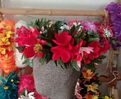 Combiné couronne de tête fleurs tahiti et taille fleurie assorties Viate.e.Tiare créations avec frangipaniers et orchidées rouges et lys roses