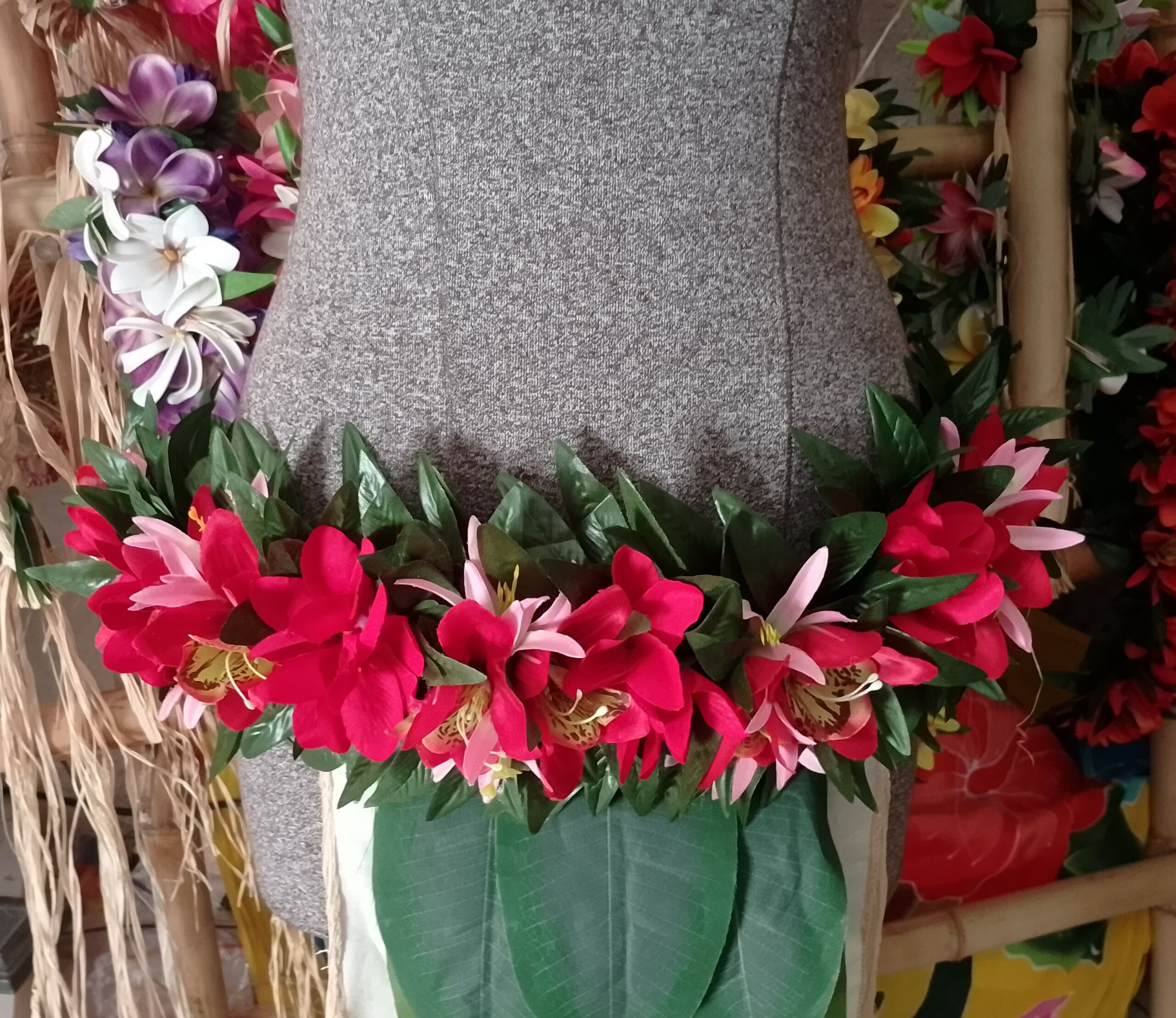 Combiné ori tahiti couronne et taille fleurie assorties Viate.e.Tiare créations avec tipaniers et orchidées rouges et lys roses