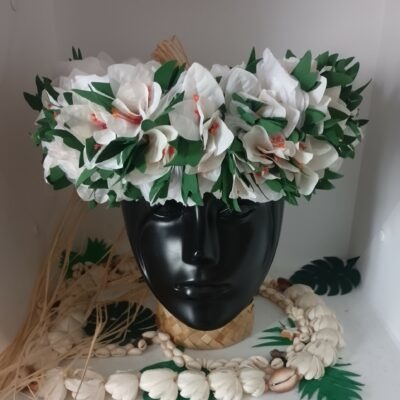 Couronne de fleur bougainvilliers blancs avec branches bambous