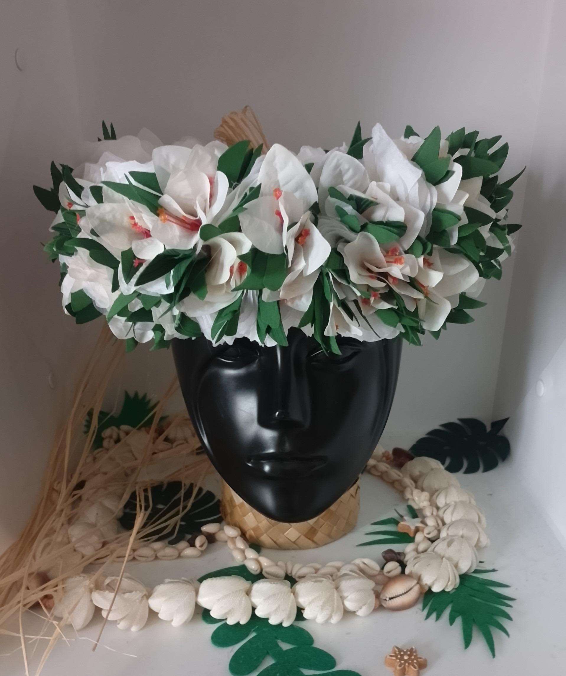 couronne ori tahiti blanche avec bougainvilliers blancs et bambous by Vaite.e.Tiare créations