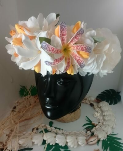 couronne florale de tête blanche by Vaite.e.Tiare créations avec tiare tatouée grande et mini tiare avec boutons jaunes ocres