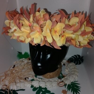 Couronne de fleur tipanie jaune dans feuillages orangés