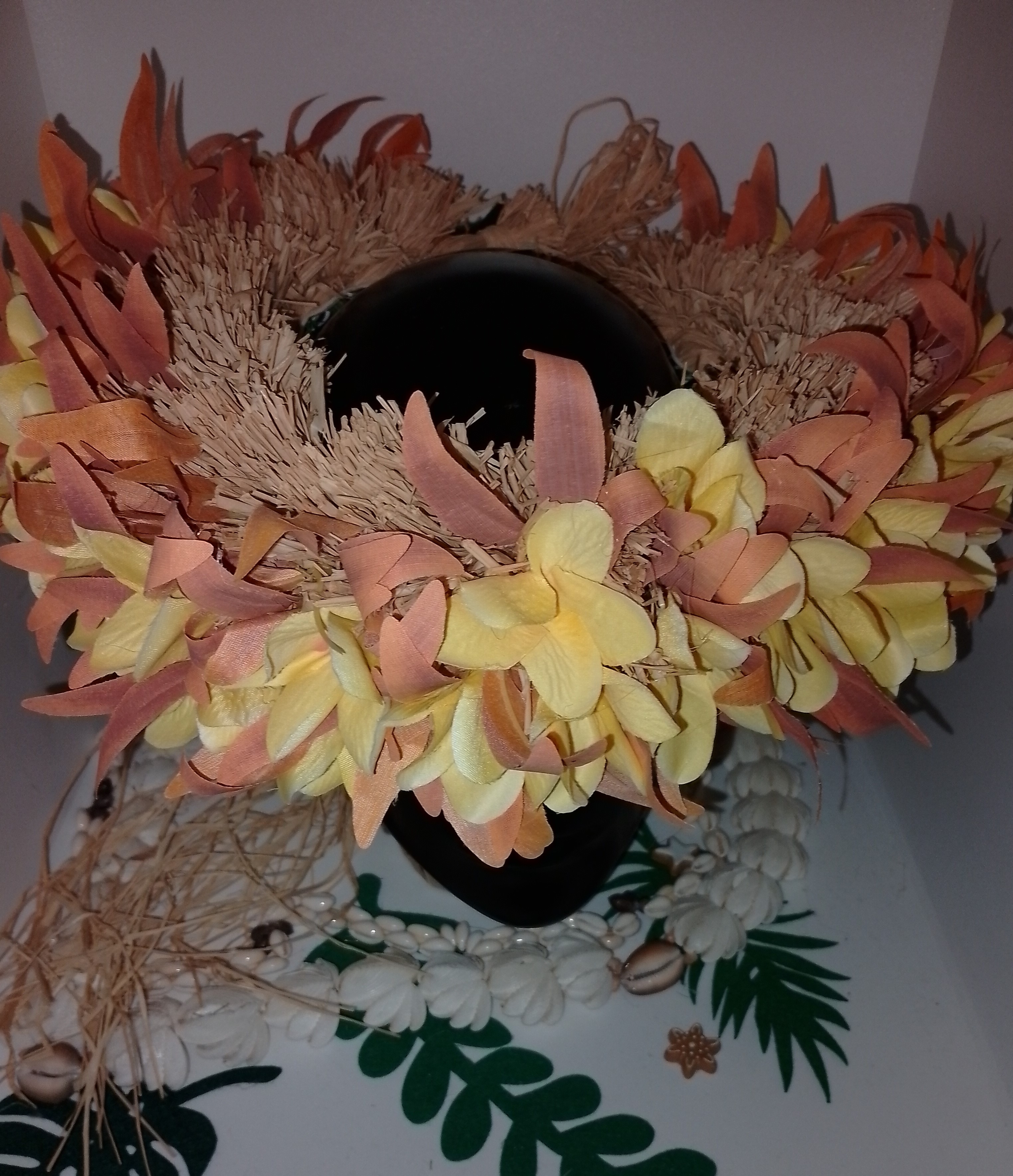 couronne florale de tête fleurs tahiti permanentes feuillages orangés avec tipaniers jaunes by Viate.e.Tiare créations