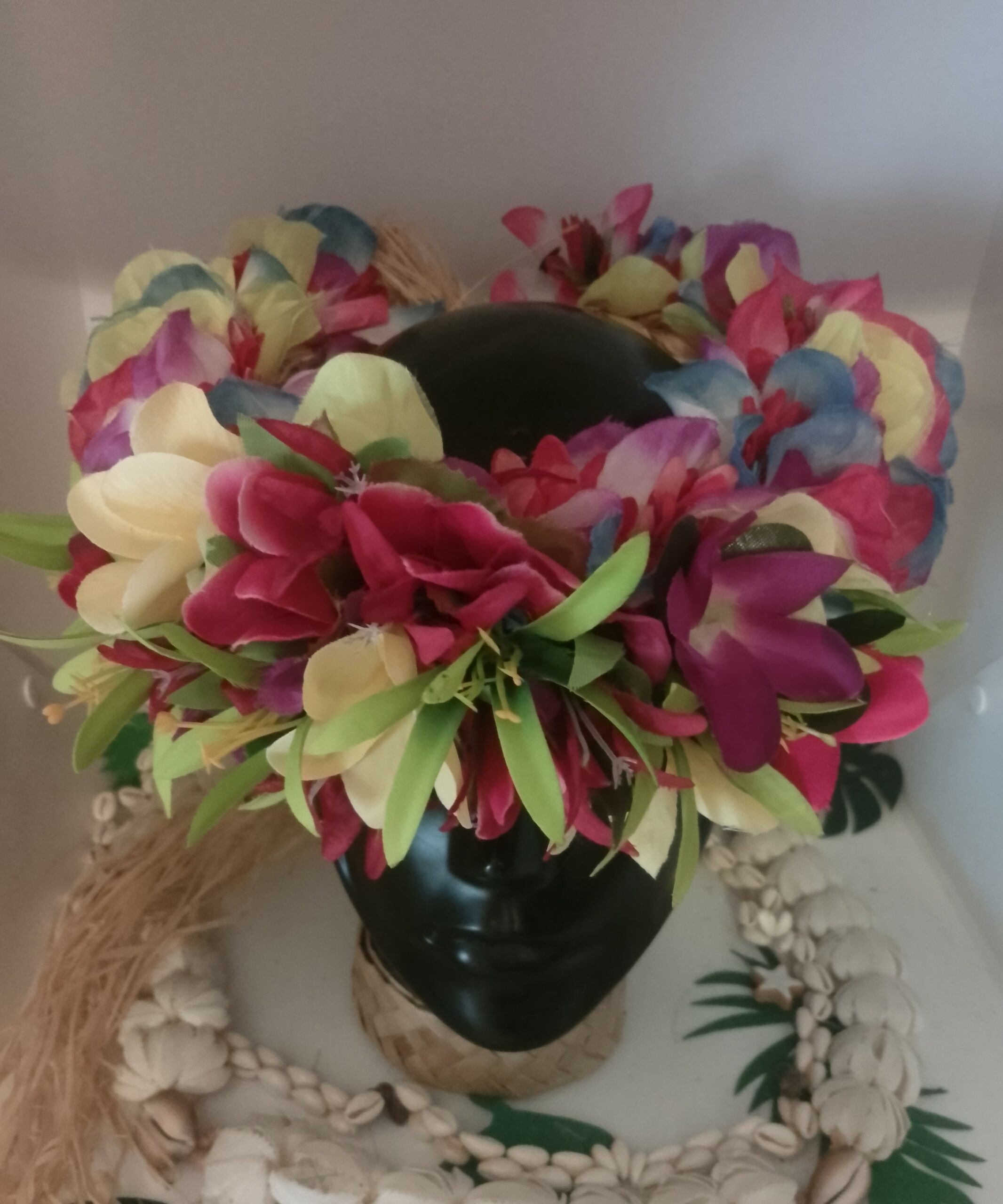 couronne florale de tête multicolore avec bouquet de frangipaniers et lys élancés verts by Vaite.e.Tiare créations