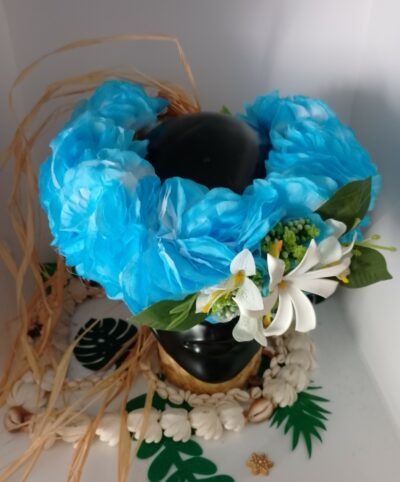 couronne florale de tête bleue avec tiare tahiti entourée de mini lys by Vaite.e.Tiare créations