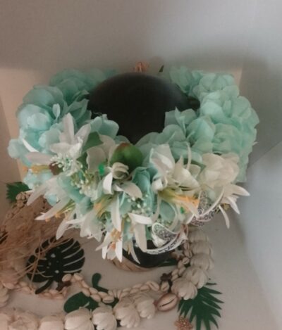 Couronne de fleurs tahiti bleue vert avec bougainvilliers, lys blancs et tiare tatouée