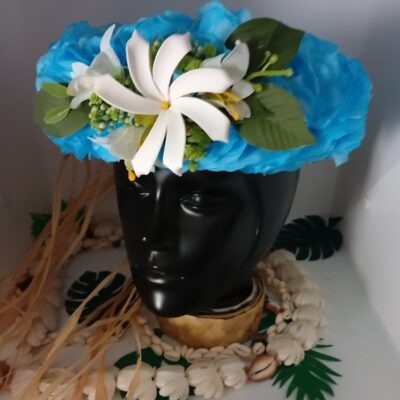 Couronne de fleur bleue avec tiare tahiti entourée de mini lys blancs