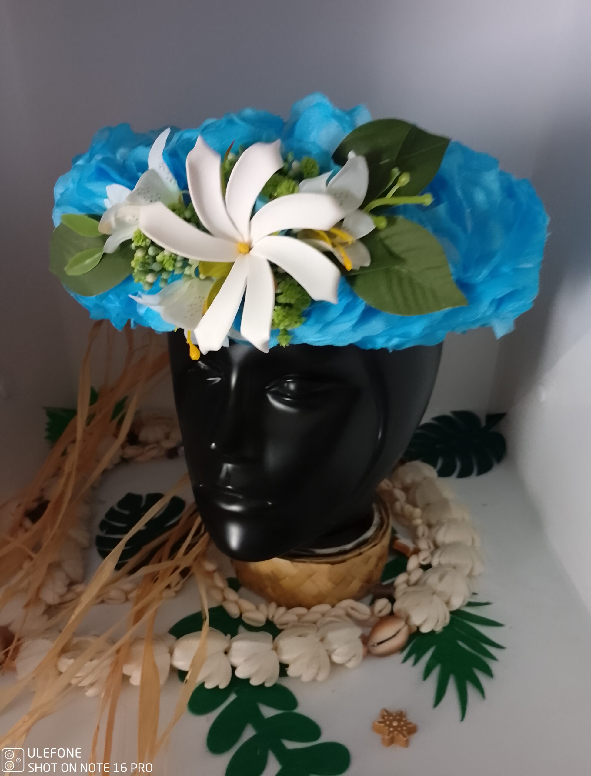 couronne de tête fleurs tahiti bleue avec tiare tahiti entourée de mini lys by Vaite.e.Tiare créations
