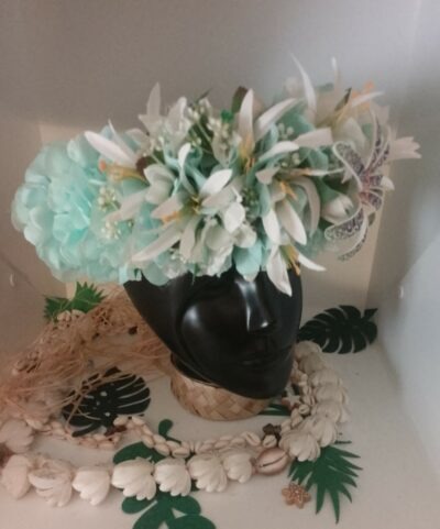 Couronne florale de tête bleue vert avec bougainvilliers, lys blancs et tiare tatouée