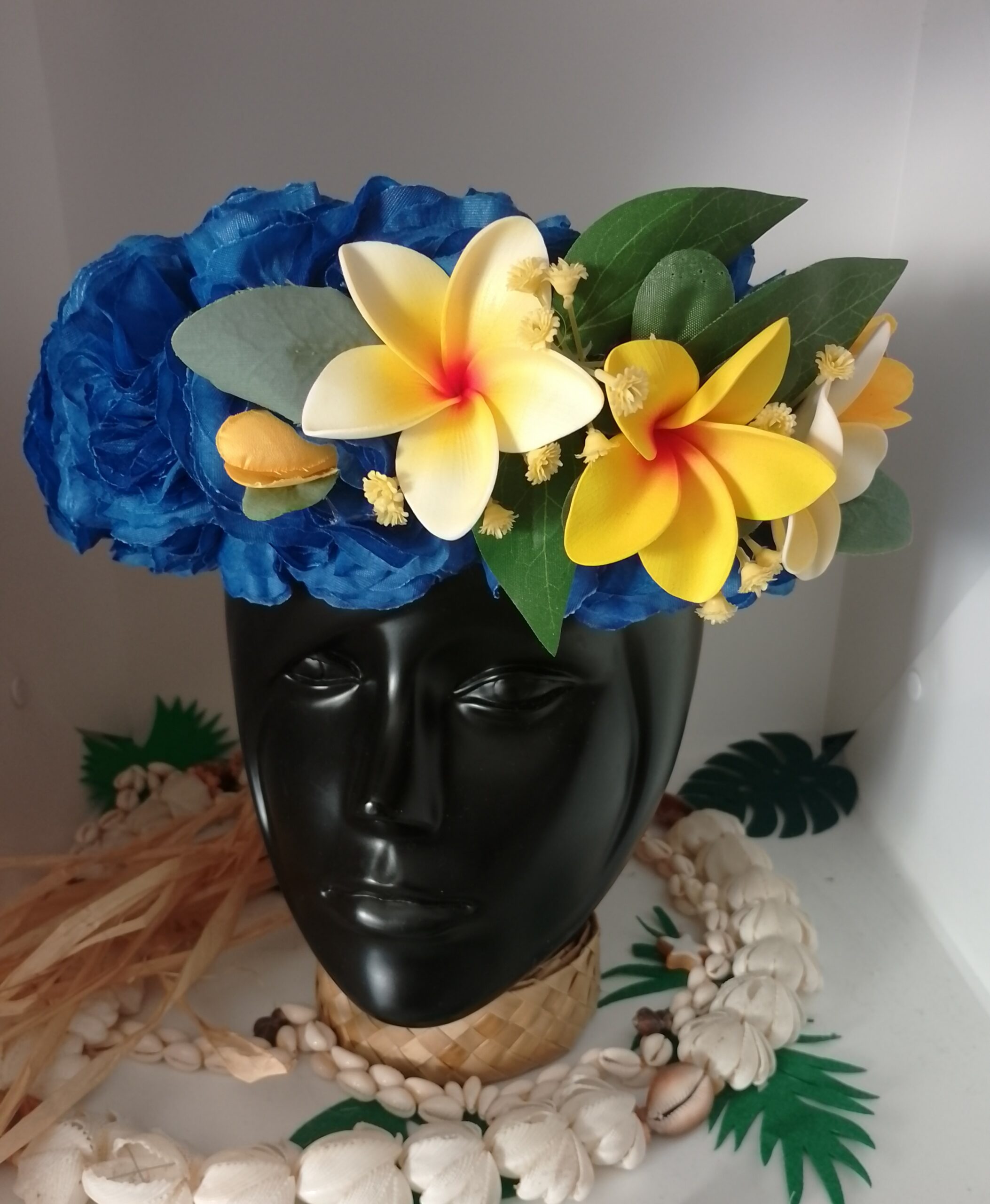 couronne bleue fleurs tahiti permanentes avec bouquet jaunes de tipaniers et de boutons by Vaite.e.Tiare créations