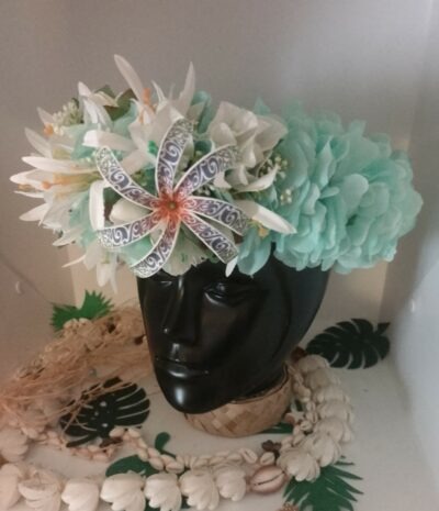 Couronne de fleurs bleue vert avec bougainvilliers, lys blancs et tiare tatouée