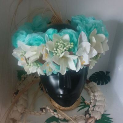 Couronne de fleur bleue vert avec tipanie et bougainvilliers blancs