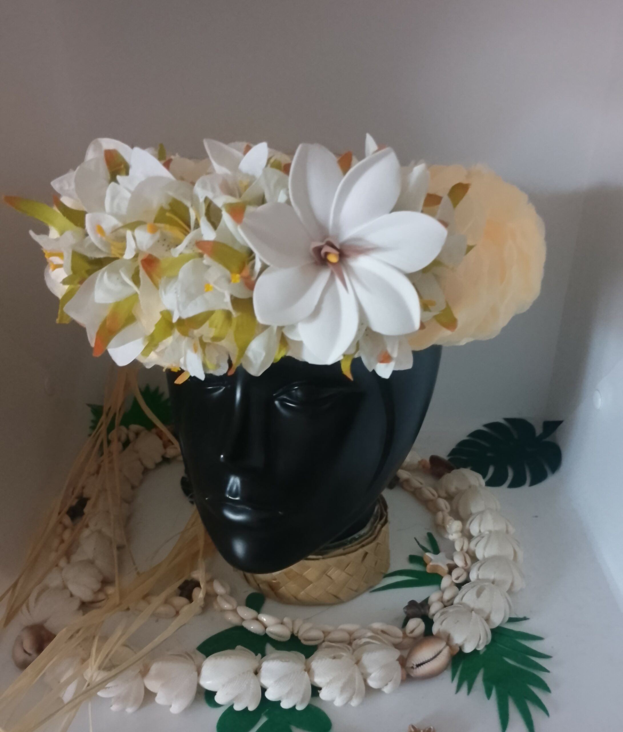 couronne florale de tête champagne avec lit de mini lys blancs et grande tiare by Vaite.e.Tiare créations