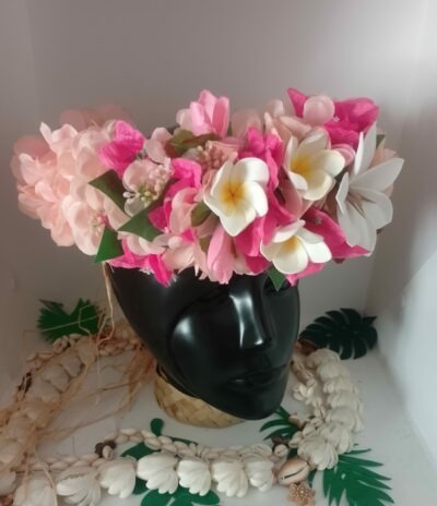 couronne tête cheveux champagne rosé by Vaite.e.Tiare créations avec grande tiare et trois mini frangipaniers sur lit de bougainvilliers