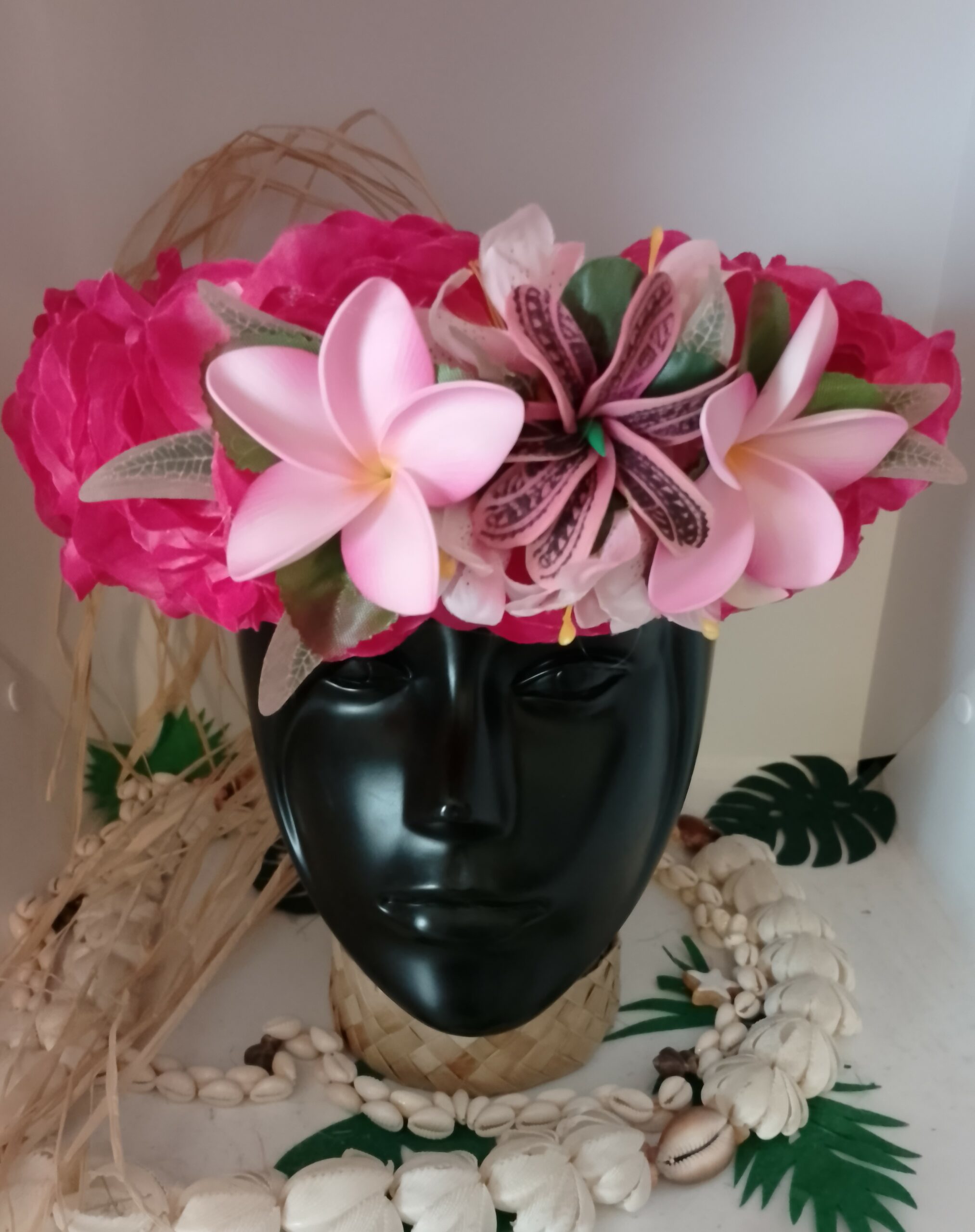 couronne de tête fuchsia avec deux frangipaniers roses pâles, tiare tatouée rose entouré de mini lys roses by Vaite.e.Tiare créations
