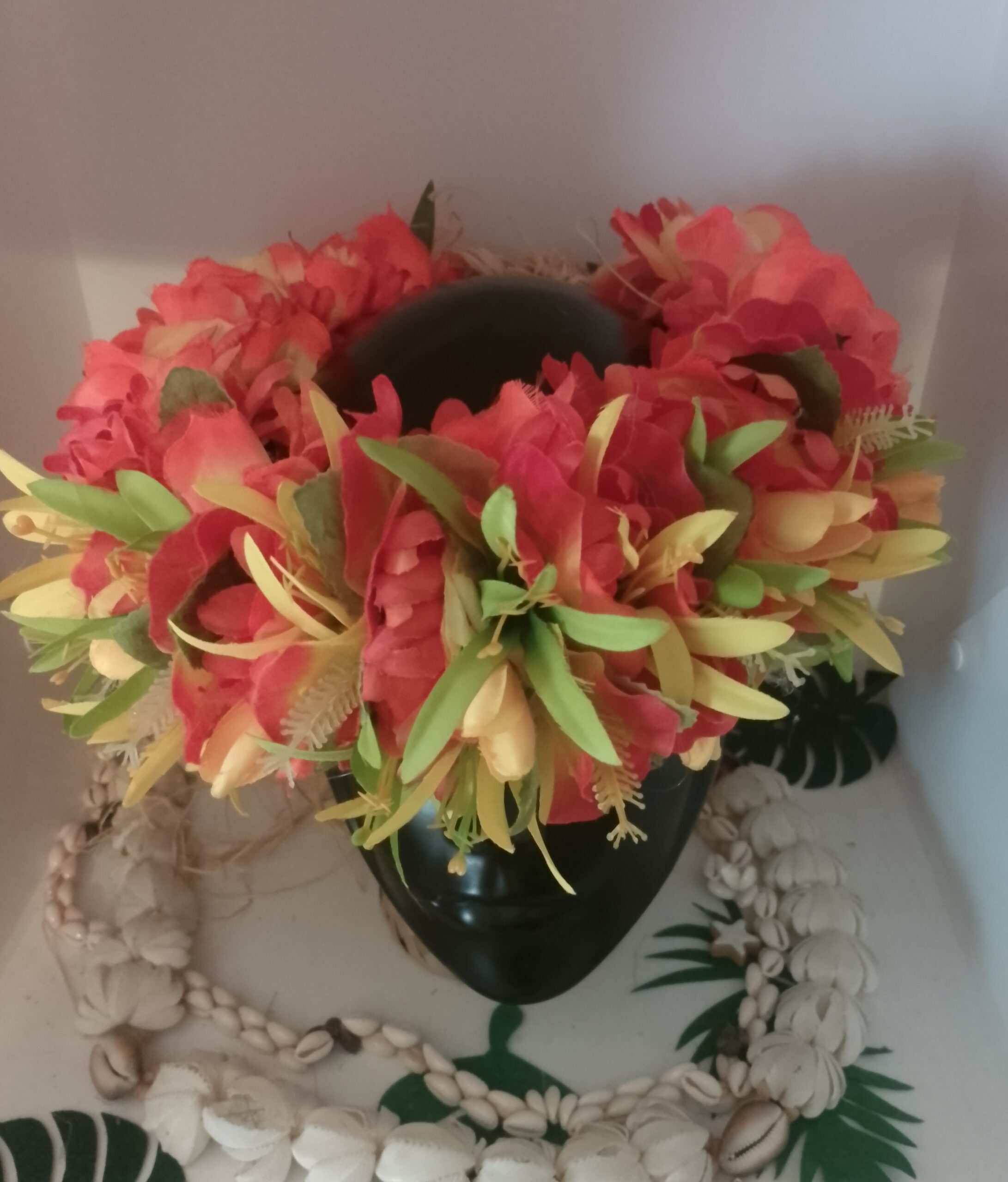 couronne de tête orangée avec hibiscus assortis et lys élancés verts et jaunes by Vaite.e.Tiare créations