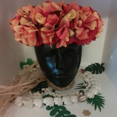 Couronne de fleur rouge bougainvilliers orangés et boutons ocres