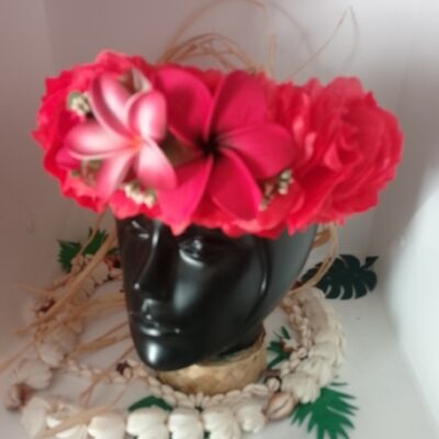 Couronne de fleur rouge avec trois tailles de tipanie rouge