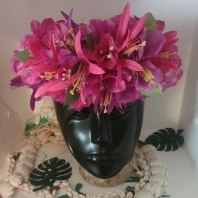 Couronne de fleur violette bougainvilliers lys élancés et hibiscus