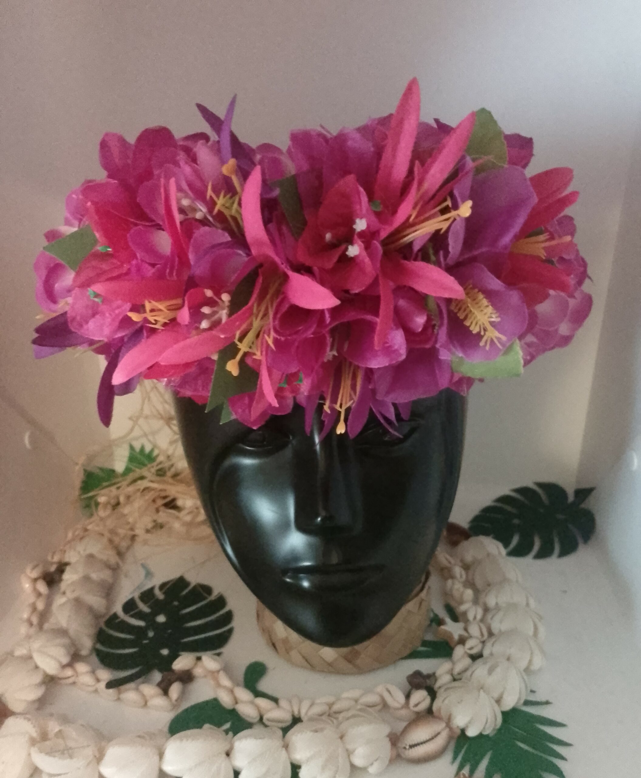 couronne de tête violette bougainvilliers lys élancés et hibiscus by Vaite.e.Tiare créations