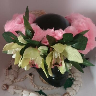 Couronne de fleur rose pâle avec orchidées vertes et roses