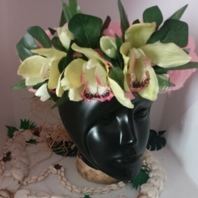 Couronne de fleur rose pâle avec orchidées vertes et roses