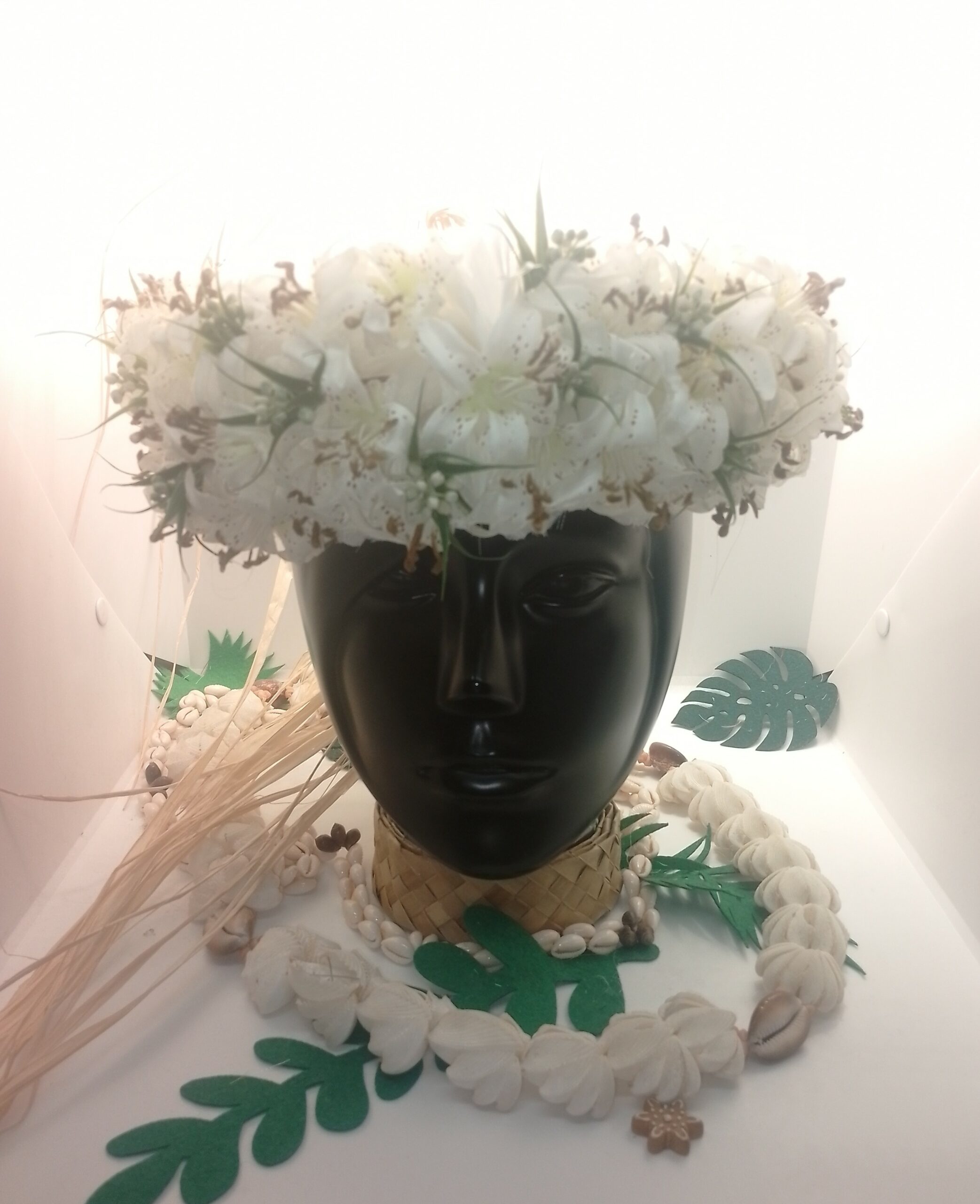 couronne florale de tête blanche avec floraison de mini lys blancs tigrés by Vaite.e.Tiare créations