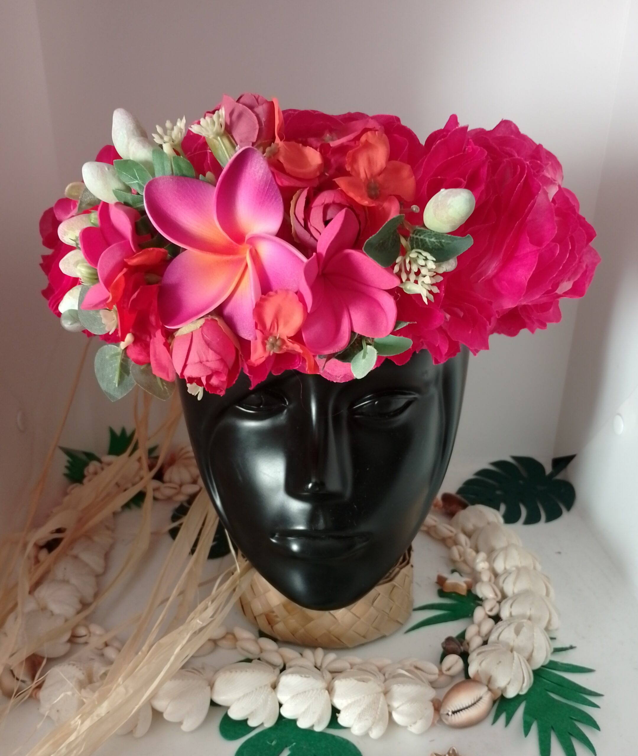 couronne florale de tête fait main fuchsia bouquet bohème et frangipaniers by Vaite.e.Tiare créations