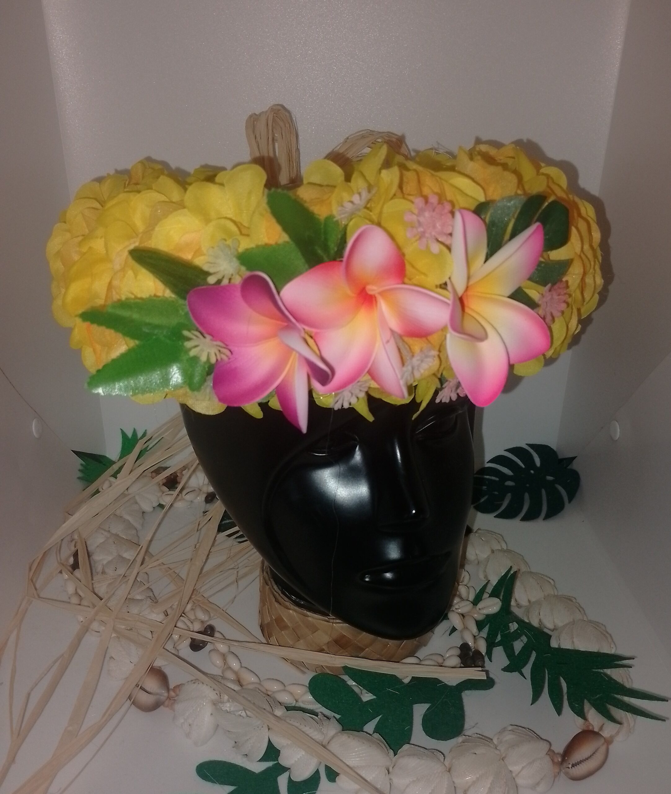 couronne florale de tête jaune trois tipaniers en déclinaison de roses by Vaite.e.Tiare créations