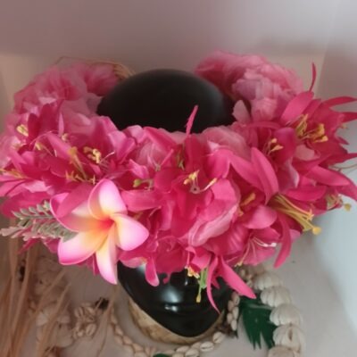 Couronne de fleur rose tipanie sur lys élancés et orchidées fuchsias